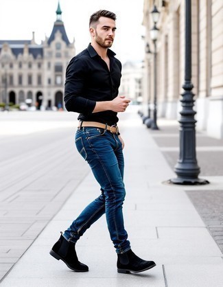 schwarzes Langarmhemd, blaue Jeans, schwarze Chelsea Boots aus Wildleder, beige geflochtener Segeltuchgürtel für Herren