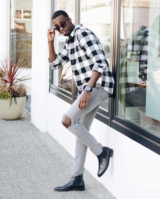 Graue Jeans kombinieren – 1200+ Herren Outfits: Ein weißes und schwarzes Langarmhemd mit Vichy-Muster und graue Jeans sind eine großartige Outfit-Formel für Ihre Sammlung. Fühlen Sie sich mutig? Wählen Sie schwarzen Chelsea Boots aus Leder.