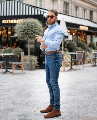 Welche Jeans mit dunkelbrauner Chelsea Boots zu tragen – 500+ Smart-Casual Herren Outfits: Kombinieren Sie ein hellblaues Langarmhemd mit Jeans, um mühelos alles zu meistern, was auch immer der Tag bringen mag. Putzen Sie Ihr Outfit mit dunkelbraunen Chelsea Boots.