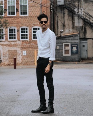 30 Jährige: Wie schwarze Jeans mit weißen Langarmhemdes zu kombinieren – 160 Herren Outfits: Kombinieren Sie ein weißes Langarmhemd mit schwarzen Jeans für ein bequemes Outfit, das außerdem gut zusammen passt. Fühlen Sie sich ideenreich? Vervollständigen Sie Ihr Outfit mit schwarzen Chelsea Boots aus Leder.