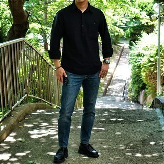 Schwarzes Langarmhemd kombinieren – 500+ Herren Outfits: Entscheiden Sie sich für ein schwarzes Langarmhemd und dunkelblauen Jeans für ein Alltagsoutfit, das Charakter und Persönlichkeit ausstrahlt. Schwarze Chukka-Stiefel aus Leder fügen sich nahtlos in einer Vielzahl von Outfits ein.