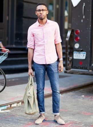 Beige Shopper Tasche aus Segeltuch kombinieren – 424 Herren Outfits: Kombinieren Sie ein rosa Langarmhemd mit einer beige Shopper Tasche aus Segeltuch für einen entspannten Wochenend-Look. Putzen Sie Ihr Outfit mit hellbeige Wildleder Derby Schuhen.