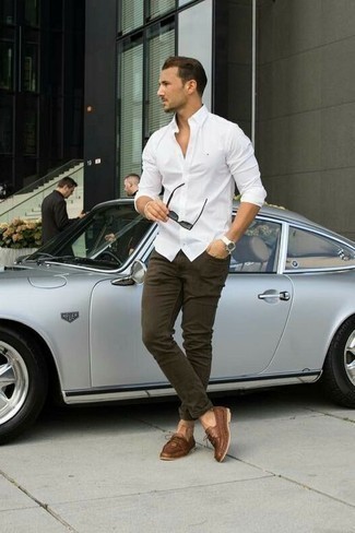 Braune Derby Schuhe kombinieren – 1200+ Herren Outfits: Entscheiden Sie sich für ein weißes Langarmhemd und olivgrünen Jeans, um einen lockeren, aber dennoch stylischen Look zu erhalten. Putzen Sie Ihr Outfit mit braunen Derby Schuhen.