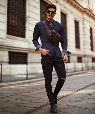Dunkelbraune Bauchtasche kombinieren – 24 Herren Outfits: Ein dunkelblaues Chambray Langarmhemd und eine dunkelbraune Bauchtasche sind eine großartige Outfit-Formel für Ihre Sammlung. Ergänzen Sie Ihr Outfit mit schwarzen Leder Derby Schuhen, um Ihr Modebewusstsein zu zeigen.