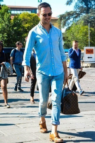 Hellblaues Chambray Langarmhemd kombinieren – 323 Smart-Casual Herren Outfits: Entscheiden Sie sich für ein hellblaues Chambray Langarmhemd und hellblauen Jeans für ein großartiges Wochenend-Outfit. Fühlen Sie sich ideenreich? Wählen Sie beige Doppelmonks aus Leder.