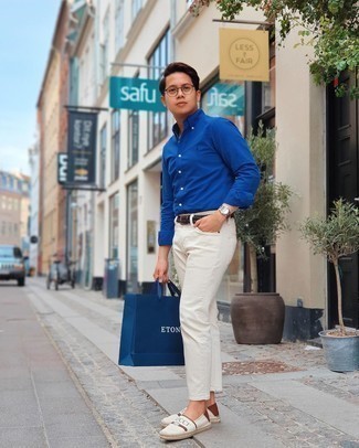 Espadrilles kombinieren – 353 Herren Outfits warm Wetter: Paaren Sie ein blaues Langarmhemd mit weißen Jeans für ein bequemes Outfit, das außerdem gut zusammen passt. Komplettieren Sie Ihr Outfit mit Espadrilles.