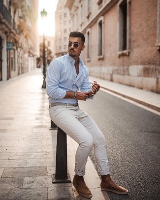 Welche Jeans mit weißen und blauen Langarmhemdes zu tragen – 500+ Casual Herren Outfits: Paaren Sie ein weißes und blaues Langarmhemd mit Jeans für ein großartiges Wochenend-Outfit. Beige Wildleder Espadrilles sind eine perfekte Wahl, um dieses Outfit zu vervollständigen.
