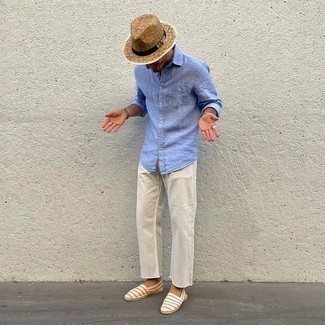 Espadrilles kombinieren – 500+ Herren Outfits: Erwägen Sie das Tragen von einem hellblauen Leinen Langarmhemd und hellbeige Jeans für ein sonntägliches Mittagessen mit Freunden. Komplettieren Sie Ihr Outfit mit Espadrilles.