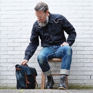 50 Jährige: Outfits Herren 2021: Die Kombination von einem dunkelblauen Langarmhemd und blauen Jeans erlaubt es Ihnen, Ihren Freizeitstil klar und einfach zu halten. Fühlen Sie sich mutig? Entscheiden Sie sich für eine schwarze Lederfreizeitstiefel.