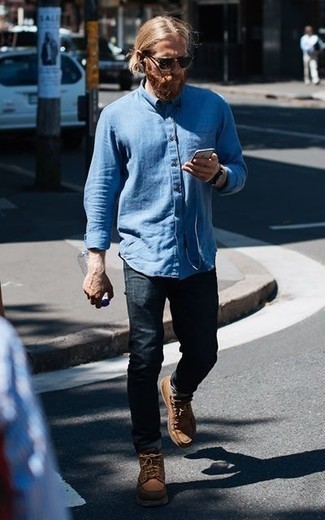 Hellbeige Lederfreizeitstiefel kombinieren – 78 Herren Outfits: Kombinieren Sie ein hellblaues Langarmhemd mit dunkelblauen Jeans für einen bequemen Alltags-Look. Komplettieren Sie Ihr Outfit mit einer hellbeige Lederfreizeitstiefeln, um Ihr Modebewusstsein zu zeigen.