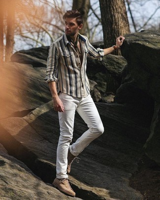 Welche Langarmhemden mit weißer Jeans zu tragen – 28 Casual Frühling Herren Outfits: Paaren Sie ein Langarmhemd mit weißen Jeans, um mühelos alles zu meistern, was auch immer der Tag bringen mag. Fühlen Sie sich mutig? Entscheiden Sie sich für eine beige Wildlederfreizeitstiefel. Ein schöner Look für den Frühling.