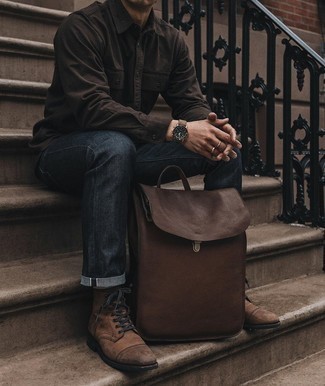 Dunkelbraunen Leder Rucksack kombinieren – 278 Herren Outfits: Entscheiden Sie sich für ein dunkelbraunes Langarmhemd und einen dunkelbraunen Leder Rucksack für einen entspannten Wochenend-Look. Fühlen Sie sich mutig? Entscheiden Sie sich für eine braune Lederfreizeitstiefel.