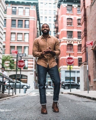 Welche Jeans mit dunkelbrauner Freizeitstiefel zu tragen – 500+ Herbst Herren Outfits: Entscheiden Sie sich für ein beige Langarmhemd und Jeans für ein bequemes Outfit, das außerdem gut zusammen passt. Fühlen Sie sich ideenreich? Entscheiden Sie sich für eine dunkelbraune Freizeitstiefel. Schon ergibt sich ein trendiger Übergangs-Look.