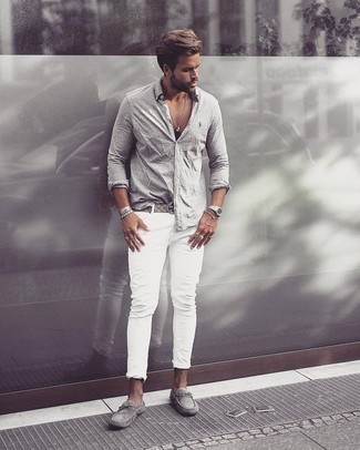 Graues Langarmhemd kombinieren – 426 Casual Herren Outfits: Vereinigen Sie ein graues Langarmhemd mit weißen Jeans, um einen lockeren, aber dennoch stylischen Look zu erhalten. Vervollständigen Sie Ihr Look mit grauen Wildleder Mokassins.
