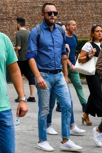 Blaues Langarmhemd kombinieren – 69 Lässige Sommer Herren Outfits: Paaren Sie ein blaues Langarmhemd mit blauen Jeans mit Destroyed-Effekten für einen entspannten Wochenend-Look. Fühlen Sie sich ideenreich? Vervollständigen Sie Ihr Outfit mit weißen Segeltuch niedrigen Sneakers. Schon ergibt sich ein stylischer Sommer-Look.