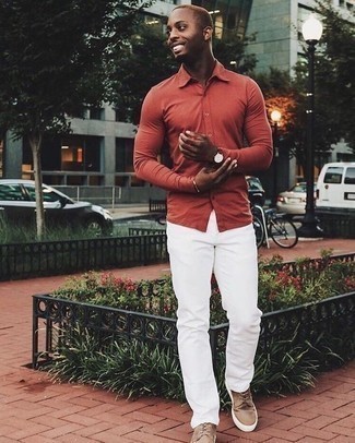 Dunkelbraune Segeltuch niedrige Sneakers kombinieren – 132 Herren Outfits: Vereinigen Sie ein rotes Langarmhemd mit weißen Jeans, um mühelos alles zu meistern, was auch immer der Tag bringen mag. Dieses Outfit passt hervorragend zusammen mit dunkelbraunen Segeltuch niedrigen Sneakers.