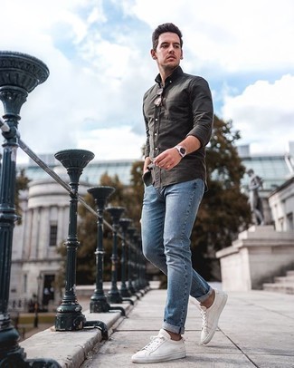 Dunkelgraues Langarmhemd kombinieren – 500+ Herren Outfits: Kombinieren Sie ein dunkelgraues Langarmhemd mit hellblauen Jeans für einen bequemen Alltags-Look. Weiße Segeltuch niedrige Sneakers sind eine perfekte Wahl, um dieses Outfit zu vervollständigen.