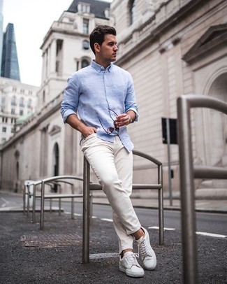 20 Jährige: Türkises Langarmhemd kombinieren – 209 Casual Herren Outfits: Kombinieren Sie ein türkises Langarmhemd mit weißen Jeans für ein großartiges Wochenend-Outfit. Komplettieren Sie Ihr Outfit mit weißen Segeltuch niedrigen Sneakers.