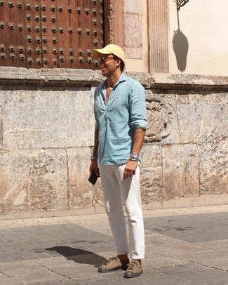 40 Jährige: Weiße Jeans kombinieren – 11 Casual Sommer Herren Outfits: Vereinigen Sie ein hellblaues Chambray Langarmhemd mit weißen Jeans für ein sonntägliches Mittagessen mit Freunden. Braune Segeltuch niedrige Sneakers sind eine kluge Wahl, um dieses Outfit zu vervollständigen. Das Outfit ist im Sommer ideal.