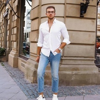 20 Jährige: Hellblaue Jeans kombinieren – 500+ Herren Outfits warm Wetter: Erwägen Sie das Tragen von einem weißen Langarmhemd und hellblauen Jeans, um mühelos alles zu meistern, was auch immer der Tag bringen mag. Weiße und schwarze Leder niedrige Sneakers fügen sich nahtlos in einer Vielzahl von Outfits ein.