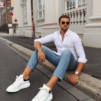 20 Jährige: Weißes Langarmhemd kombinieren – 500+ Herren Outfits: Entscheiden Sie sich für ein weißes Langarmhemd und hellblauen Jeans für ein Alltagsoutfit, das Charakter und Persönlichkeit ausstrahlt. Vervollständigen Sie Ihr Look mit weißen und schwarzen Leder niedrigen Sneakers.
