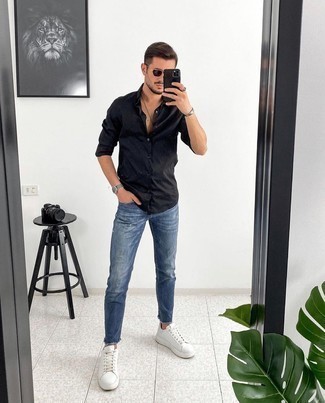 Schwarzes Langarmhemd kombinieren – 500+ Herren Outfits: Kombinieren Sie ein schwarzes Langarmhemd mit blauen Jeans mit Destroyed-Effekten für einen entspannten Wochenend-Look. Schalten Sie Ihren Kleidungsbestienmodus an und machen weißen Leder niedrige Sneakers zu Ihrer Schuhwerkwahl.