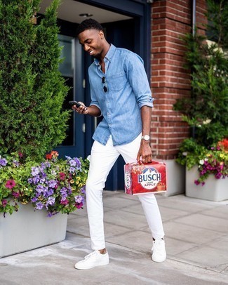 Weiße Segeltuch niedrige Sneakers kombinieren – 500+ Casual Herren Outfits warm Wetter: Tragen Sie ein hellblaues Chambray Langarmhemd und weißen Jeans für ein bequemes Outfit, das außerdem gut zusammen passt. Weiße Segeltuch niedrige Sneakers sind eine perfekte Wahl, um dieses Outfit zu vervollständigen.