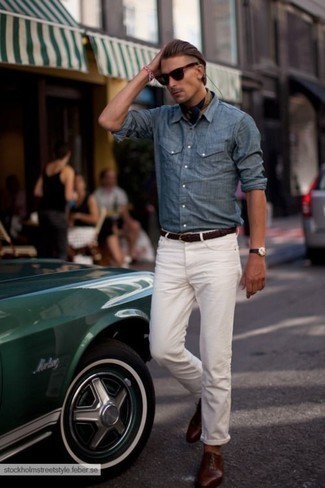 Braune Oxford Schuhe kombinieren – 1200+ Herren Outfits: Entscheiden Sie sich für ein blaues Chambray Langarmhemd und weißen Jeans für ein großartiges Wochenend-Outfit. Braune Oxford Schuhe putzen umgehend selbst den bequemsten Look heraus.