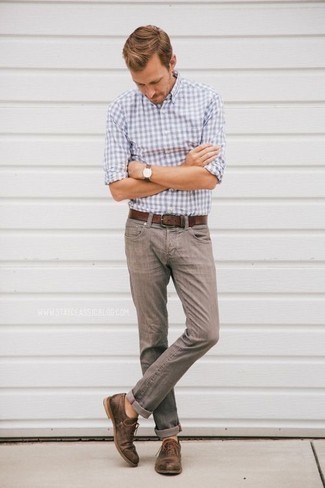 Graues Langarmhemd mit Vichy-Muster kombinieren – 40 Herren Outfits: Vereinigen Sie ein graues Langarmhemd mit Vichy-Muster mit grauen Jeans, um mühelos alles zu meistern, was auch immer der Tag bringen mag. Fühlen Sie sich mutig? Entscheiden Sie sich für dunkelbraunen Wildleder Oxford Schuhe.