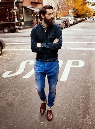 40 Jährige: Wie dunkelblaues Langarmhemd mit blauer Jeans zu kombinieren – 14 Smart-Casual Herren Outfits warm Wetter: Kombinieren Sie ein dunkelblaues Langarmhemd mit blauen Jeans für einen bequemen Alltags-Look. Machen Sie Ihr Outfit mit dunkelroten Leder Oxford Schuhen eleganter.