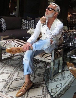 50 Jährige: Silbernes Armband kombinieren – 201 Herren Outfits: Für ein bequemes Couch-Outfit, kombinieren Sie ein weißes Langarmhemd mit einem silbernen Armband. Machen Sie Ihr Outfit mit beige Wildleder Oxford Schuhen eleganter.
