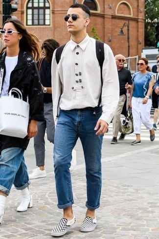 20 Jährige: Slip-On Sneakers kombinieren – 248 Herren Outfits: Kombinieren Sie ein weißes Langarmhemd mit blauen Jeans, um einen lockeren, aber dennoch stylischen Look zu erhalten. Slip-On Sneakers sind eine gute Wahl, um dieses Outfit zu vervollständigen.