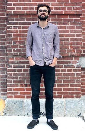 30 Jährige: Hellviolettes Chambray Langarmhemd kombinieren – 1 Herren Outfits: Kombinieren Sie ein hellviolettes Chambray Langarmhemd mit dunkelblauen Jeans für ein großartiges Wochenend-Outfit. Schwarze Slip-On Sneakers aus Segeltuch sind eine kluge Wahl, um dieses Outfit zu vervollständigen.