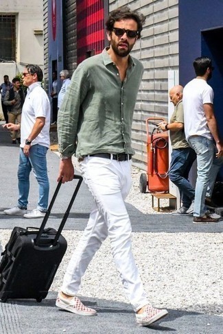 Weiße Slip-On Sneakers aus Segeltuch kombinieren – 151 Herren Outfits: Kombinieren Sie ein mintgrünes Langarmhemd mit weißen Jeans, um einen lockeren, aber dennoch stylischen Look zu erhalten. Weiße Slip-On Sneakers aus Segeltuch sind eine großartige Wahl, um dieses Outfit zu vervollständigen.