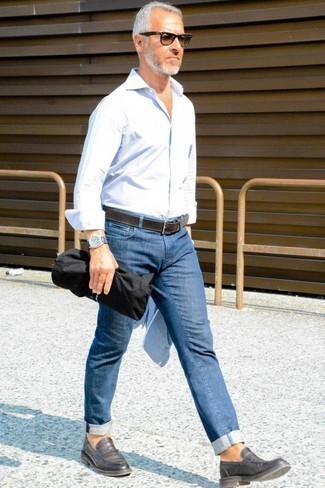 50 Jährige: Jeans kombinieren – 195 Sommer Herren Outfits: Entscheiden Sie sich für ein weißes Langarmhemd und Jeans, um einen lockeren, aber dennoch stylischen Look zu erhalten. Fühlen Sie sich mutig? Wählen Sie dunkelbraunen Leder Slipper. Schon haben wir ein cooler Look im Sommer.