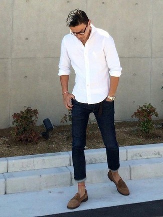40 Jährige: Dunkelblaue Jeans kombinieren – 500+ Herren Outfits: Kombinieren Sie ein weißes Langarmhemd mit dunkelblauen Jeans für einen bequemen Alltags-Look. Fühlen Sie sich ideenreich? Komplettieren Sie Ihr Outfit mit braunen Wildleder Slippern.