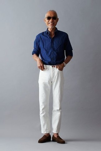 50 Jährige: Blaues Langarmhemd kombinieren – 115 Smart-Casual Herren Outfits: Kombinieren Sie ein blaues Langarmhemd mit weißen Jeans für ein bequemes Outfit, das außerdem gut zusammen passt. Fühlen Sie sich ideenreich? Wählen Sie dunkelbraunen Wildleder Slipper.