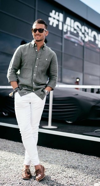 Dunkeltürkises Langarmhemd kombinieren – 626+ Herren Outfits: Kombinieren Sie ein dunkeltürkises Langarmhemd mit weißen Jeans für ein Alltagsoutfit, das Charakter und Persönlichkeit ausstrahlt. Machen Sie Ihr Outfit mit braunen geflochtenen Leder Slippern eleganter.