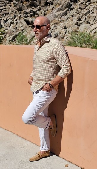 hellbeige Langarmhemd mit Vichy-Muster, weiße Jeans, beige Wildleder Slipper, dunkelbraune Sonnenbrille für Herren