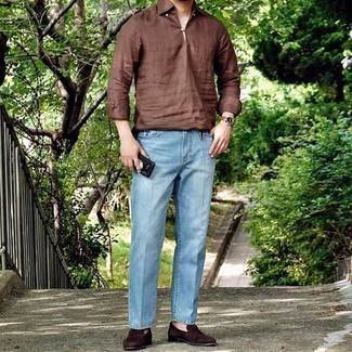 Braunes Langarmhemd kombinieren – 8 Herren Outfits heiß Wetter: Die Vielseitigkeit von einem braunen Langarmhemd und hellblauen Jeans machen sie zu einer lohnenswerten Investition. Machen Sie Ihr Outfit mit dunkelbraunen Wildleder Slippern eleganter.