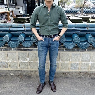 Dunkelgrünes Langarmhemd kombinieren – 500+ Herren Outfits: Tragen Sie ein dunkelgrünes Langarmhemd und blauen Jeans für ein großartiges Wochenend-Outfit. Fühlen Sie sich ideenreich? Ergänzen Sie Ihr Outfit mit dunkelbraunen Leder Slippern.