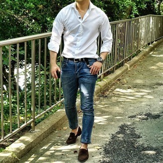 Wie blaue Jeans mit weißen Hemdes zu kombinieren – 500+ Smart-Casual Herren Outfits warm Wetter: Kombinieren Sie ein weißes Hemd mit blauen Jeans für einen bequemen Alltags-Look. Entscheiden Sie sich für dunkelbraunen Wildleder Slipper, um Ihr Modebewusstsein zu zeigen.