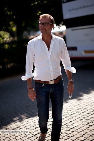 40 Jährige: Slipper mit Quasten kombinieren – 133 Smart-Casual Herren Outfits: Kombinieren Sie ein weißes Langarmhemd mit dunkelblauen Jeans für einen bequemen Alltags-Look. Wählen Sie Slipper mit Quasten, um Ihr Modebewusstsein zu zeigen.