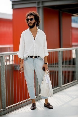 Wie Langarmhemd mit Slipper mit Quasten zu kombinieren – 500+ Smart-Casual Herren Outfits: Kombinieren Sie ein Langarmhemd mit hellblauen Jeans für ein sonntägliches Mittagessen mit Freunden. Machen Sie Ihr Outfit mit Slippern mit Quasten eleganter.