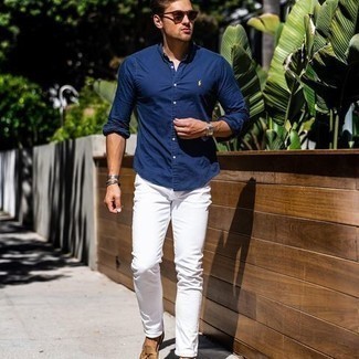 20 Jährige: Hellbeige Slipper kombinieren – 106 Herren Outfits: Paaren Sie ein dunkelblaues Langarmhemd mit weißen Jeans für ein großartiges Wochenend-Outfit. Fühlen Sie sich ideenreich? Ergänzen Sie Ihr Outfit mit hellbeige Slippern.