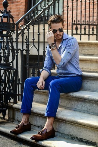 30 Jährige: Welche Slipper mit Quasten mit blauer Jeans zu tragen – 243 Smart-Casual Herren Outfits: Entscheiden Sie sich für ein hellblaues Langarmhemd mit Schottenmuster und blauen Jeans für ein bequemes Outfit, das außerdem gut zusammen passt. Heben Sie dieses Ensemble mit Slippern mit Quasten hervor.