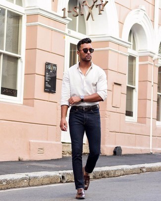 Dunkelbraune Slipper mit Quasten kombinieren – 500+ Herren Outfits warm Wetter: Kombinieren Sie ein weißes Langarmhemd mit dunkelblauen Jeans, um einen lockeren, aber dennoch stylischen Look zu erhalten. Fühlen Sie sich ideenreich? Wählen Sie dunkelbraunen Slipper mit Quasten.