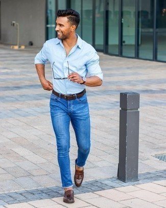 Wie blaue Jeans mit hellblauen Langarmhemdes zu kombinieren – 432 Herren Outfits: Kombinieren Sie ein hellblaues Langarmhemd mit blauen Jeans für ein großartiges Wochenend-Outfit. Vervollständigen Sie Ihr Outfit mit dunkelbraunen Leder Slippern mit Quasten, um Ihr Modebewusstsein zu zeigen.