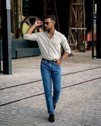 Graues Langarmhemd kombinieren – 500+ Herren Outfits: Kombinieren Sie ein graues Langarmhemd mit blauen Jeans, um einen lockeren, aber dennoch stylischen Look zu erhalten. Fühlen Sie sich ideenreich? Wählen Sie dunkelbraunen Wildleder Slipper mit Quasten.
