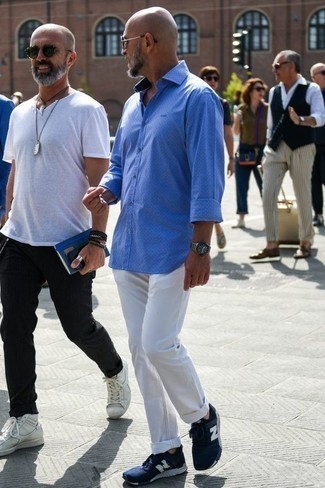50 Jährige: Weiße Jeans kombinieren – 46 Casual Herren Outfits: Entscheiden Sie sich für ein blaues gepunktetes Langarmhemd und weißen Jeans für einen bequemen Alltags-Look. Suchen Sie nach leichtem Schuhwerk? Ergänzen Sie Ihr Outfit mit dunkelblauen und weißen Sportschuhen für den Tag.
